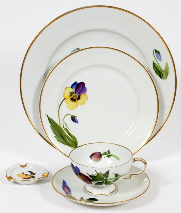 JOHANN HAVILAND PORCELAIN SERVICE FIFTY-TWO PIECES (1 of 2)