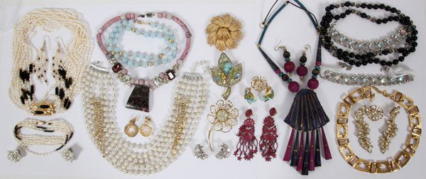 FRESHWATER PEARLS BROOCH, EARRINGS & NECKLACE: MONET & SWAROVSKI CRYSTAL & FRESHWATER PEARLS, BROOCH, EARRINGS & NECKLACE:Including a Swarovski crystal bead necklace with matching earrings, a freshwater pearl necklace with matching dangle earrings