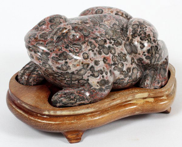 CHINESE CARVED HARDSTONE FROG (1 of 2)