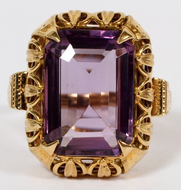 18KT YELLOW GOLD & AMETHYST RING (1 of 2)
