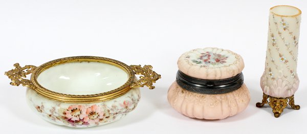 WAVE CREST OPAL GLASS BOX JEWEL TRAY & VASE C. 1900 (1 of 2)