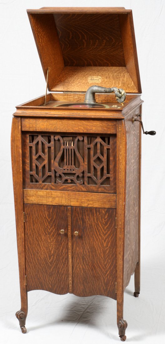 OAK VICTROLA C. 1900 (1 of 4)