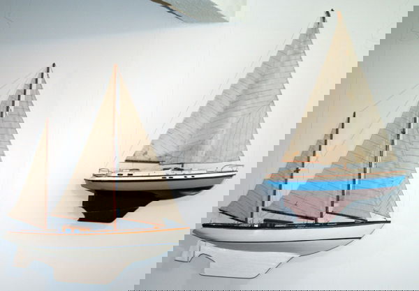 CARVED WOOD SHIP MODELS, KETCH RIG & SLOOP: CARVED WOOD SHIP MODELS, ONE KETCH RIG & ONE SLOOP 2 PCS., H 33" & 34", L 22" & 27":