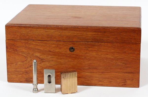S.T. DUPONT & DUNHILL LIGHTER & HUMIDOR TWO PIECES (1 of 2)