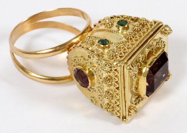 18KT YELLOW GOLD & AMETHYST POISON RING (1 of 2)