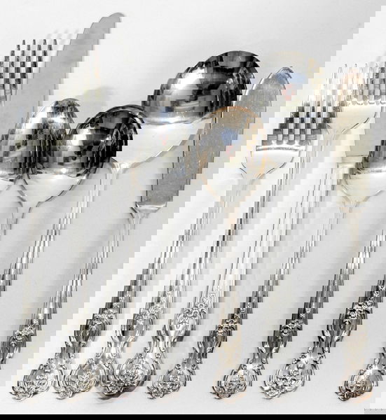 WM. ROGERS "INSPIRATION" SILVER PLATE FLATWARE: WM. ROGERS "INSPIRATION" PATTERN, SILVER PLATE LUNCHEON FLATWARE SERVICE FOR 8, 50 PCS.:Having 8 luncheon knives L 8 1/2"; 16 tea spoons; 8 bouillon spoons; 8 luncheon forks; 8 dessert forks; 1 sugar