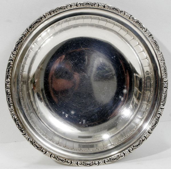 TOWLE STERLING SILVER SERVING BOWL, 9": TOWLE STERLING SILVER SERVING BOWL, ONE, DIA 9":Numbers 48472 or 52470, the bowl weighing approximately 10.7 troy oz. Ex Estate of Donald Williams, Old brook Lane, Grosse Pointe, Mich.