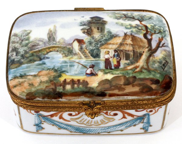 LIMOGES FRENCH PORCELAIN HINGED BOX (1 of 3)