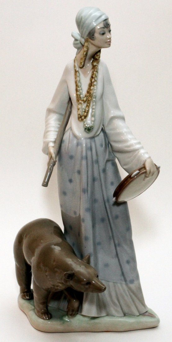 LLADRO PORCELAIN FIGURE 'GYPSY LADY' (1 of 2)
