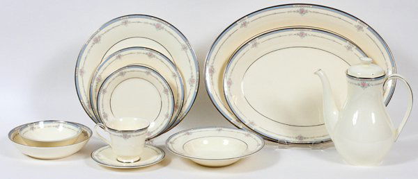 ROYAL DOULTON 'LISA' PORCELAIN DINNER SET 70 PIECES (1 of 3)