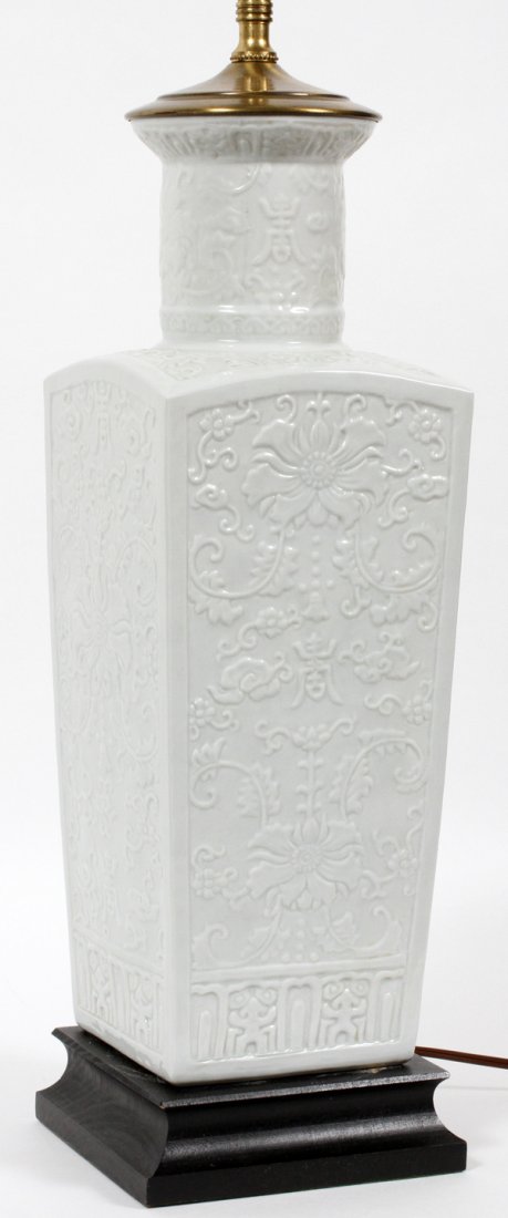 MODERN WHITE PORCELAIN LAMP (1 of 2)