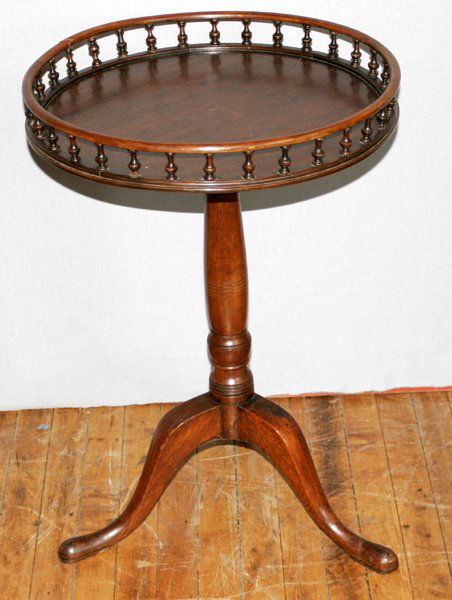QUEEN ANNE STYLE TABLE, C.1940, H 26", DIA 18": QUEEN ANNE STYLE TABLE WITH GALLERY, C.1940, H 26", DIA 18":Ex estate James B. Waaland, Toledo, Ohio. Arcade of spindles surround top