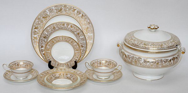 WEDGWOOD 'GOLD FLORENTINE' PORCELAIN DINNER SET (1 of 3)
