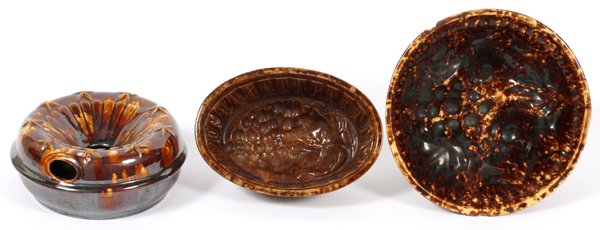 BENNINGTON POTTERY SPITTOON AND CAKE MOLDS 3 PIECES (1 of 3)