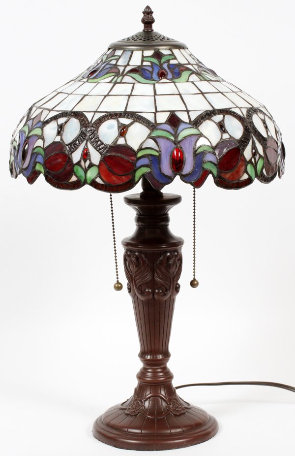 TIFFANY STYLE TABLE LAMP (1 of 2)