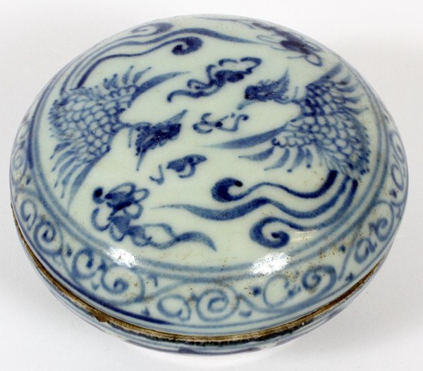 CHINESE BLUE & WHITE PORCELAIN ROUND BOX (1 of 2)