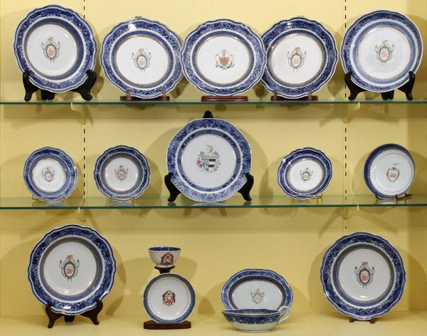 CHINESE BLUE FITZHUGH ARMORIAL PORCELAIN TABLEWARE (1 of 4)