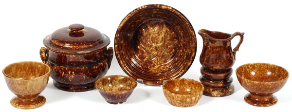 BENNINGTON POTTERY TABLEWARE 8 PIECES: BENNINGTON POTTERY TABLEWARE, 8 PIECES, H 2 1/2"-7":Includes 1 covered serving dish, H.7" x 7 1/2", 1 covered compote, H.3 3/4", 1 cake mold, Dia.9", 1 creamer, 1 footed bowl, 1 stand, and 2 small bow