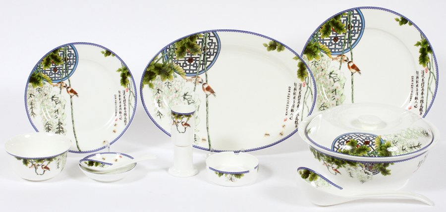 CHINESE PORCELAIN DINNERWARE 33PCS: CHINESE PORCELAIN DINNERWARE, 33PCS:in fitted silk lined box. 10 plates @ 8"; 10 rice bowls; 10 rice bowl covers; 1 toothpick holder, one round covered serving bowl; 2 serving plates 10".