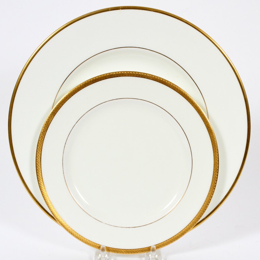 WEDGWOOD PLATES ALONG W/ ROYAL DOULTON PLATES (1 of 2)