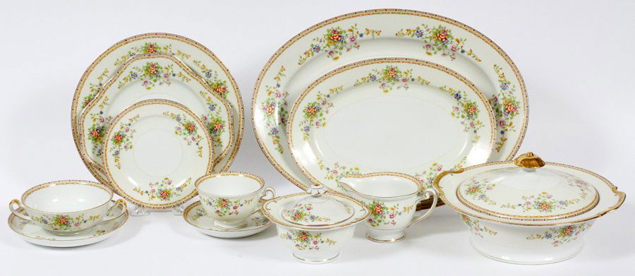 JAPANESE 'KOMATSU' PORCELAIN DINNER SERVICE 146 PCS: JAPANESE 'KOMATSU' PORCELAIN DINNER SERVICE 146 PCS: Includes 17 dinner plates, 20 salad plates, 21 bread and butter plates, 22 cream soup bowls, 18 cream soup saucers, 13 berry bowls, 11 tea cups, 12