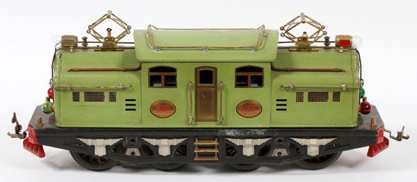LIONEL PRE-WAR STANDARD GAUGE 0-8-0 LOCOMOTIVE (1 of 3)