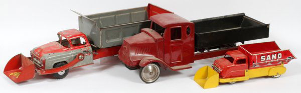 MARX TURNER AND STEELCRAFT PRESSED METAL TIN TRUCKS (1 of 4)