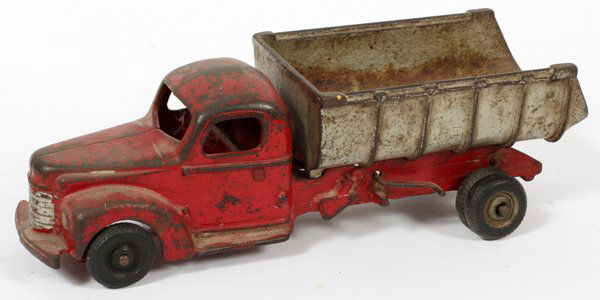 ARCADE INTERNATIONAL TOYS CAST IRON DUMP TRUCK (1 of 2)