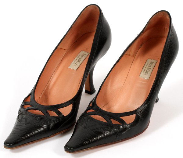 MAX MARA LEATHER PUMPS: MAX MARA LEATHER PUMPS, SIZE 37:A pair of black leather pumps. Size 37. Made in Italy.