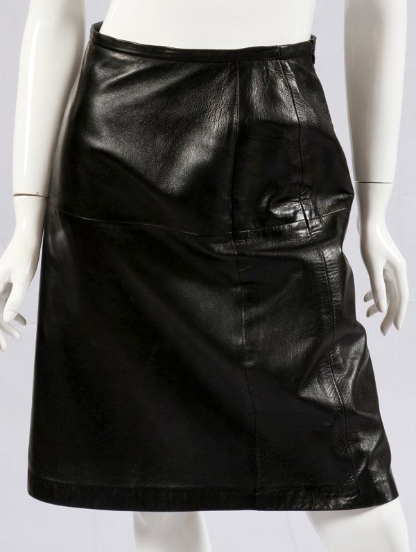 'S MAX MARA BLACK LEATHER SKIRT: 'S MAX MARA BLACK LEATHER SKIRT, SIZE 6:Black leather skirt with rayon lining. Labeled: 'S Max Mara, Made in Italy, size 6.