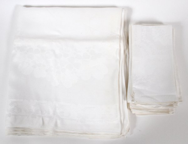 WHITE LINEN NAPKINS & MATCHING TABLECLOTH 13: WHITE LINEN NAPKINS & MATCHING TABLECLOTH, 13:Twelve napkins, 21" x 21", and matching tablecloth.