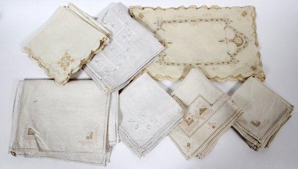 TABLECLOTH & NAPKIN GROUPING 32 PIECES (1 of 1)