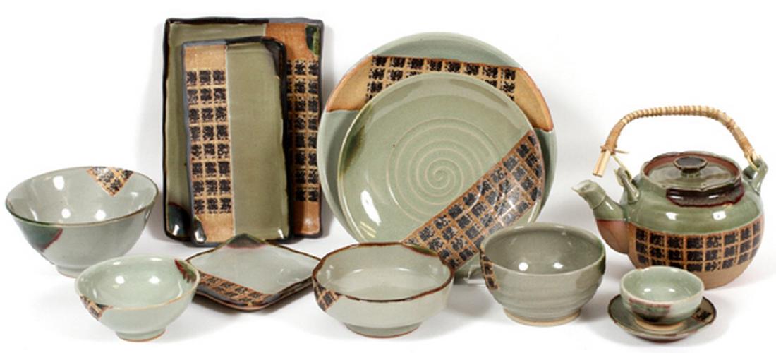 JAPANESE POTTERY DINNERWARE NINETY-TWO PIECES (1 of 3)