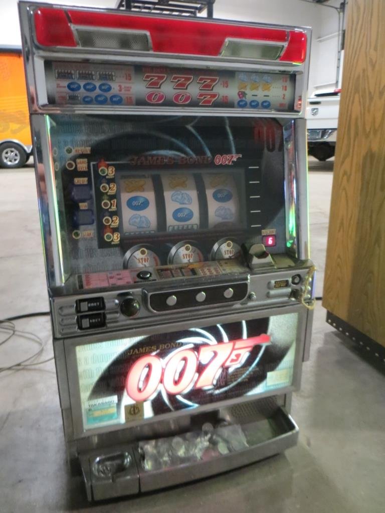 007 JAMES BOND TOKEN SLOT MACHINE: Used item: Powers up unless otherwise noted: Powers up but does not play