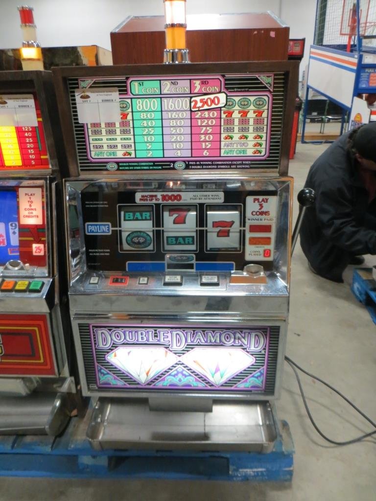 IGT DOUBLE DIAMOND SLOT MACHINE: Used item. Powers up unless otherwise noted: WORKING