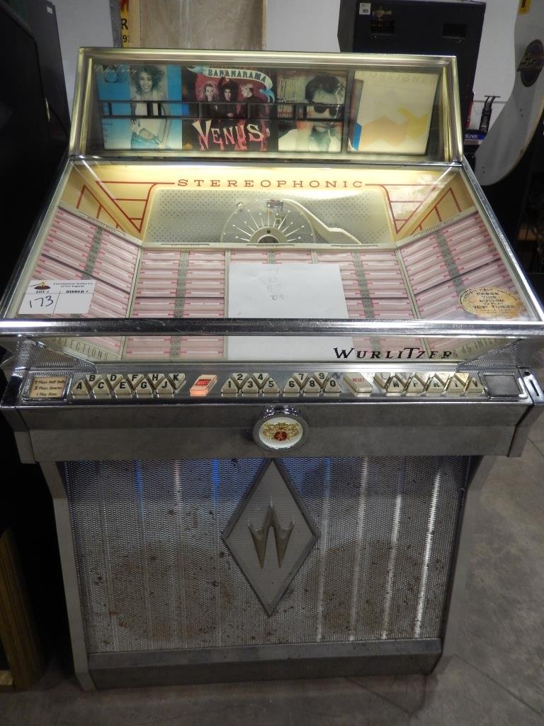 1962 WURLITZER MODEL 2600 45 JUKEBOX: Used item. Powers up unless otherwise noted: Hard to find Wurlitzer Model 2600. Plays 45. Some 45s included.