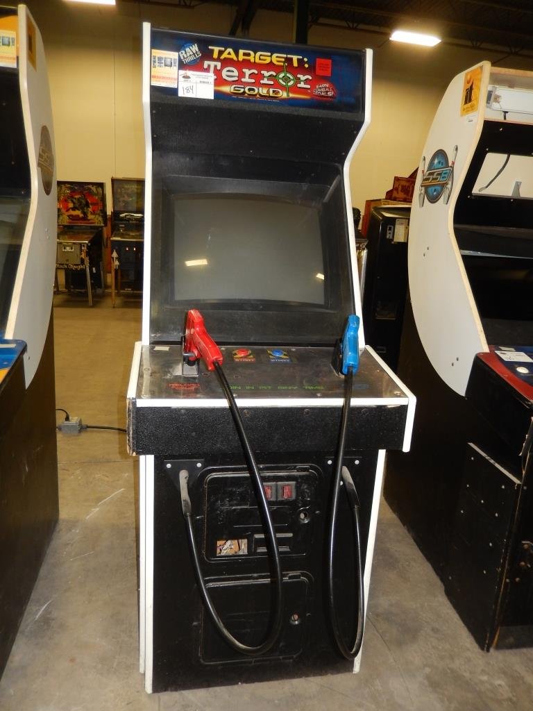 TARGET TERROR GOLD SHOOTING GAME: Used item. Powers up unless otherwise noted: Does power up, screen does not power up.