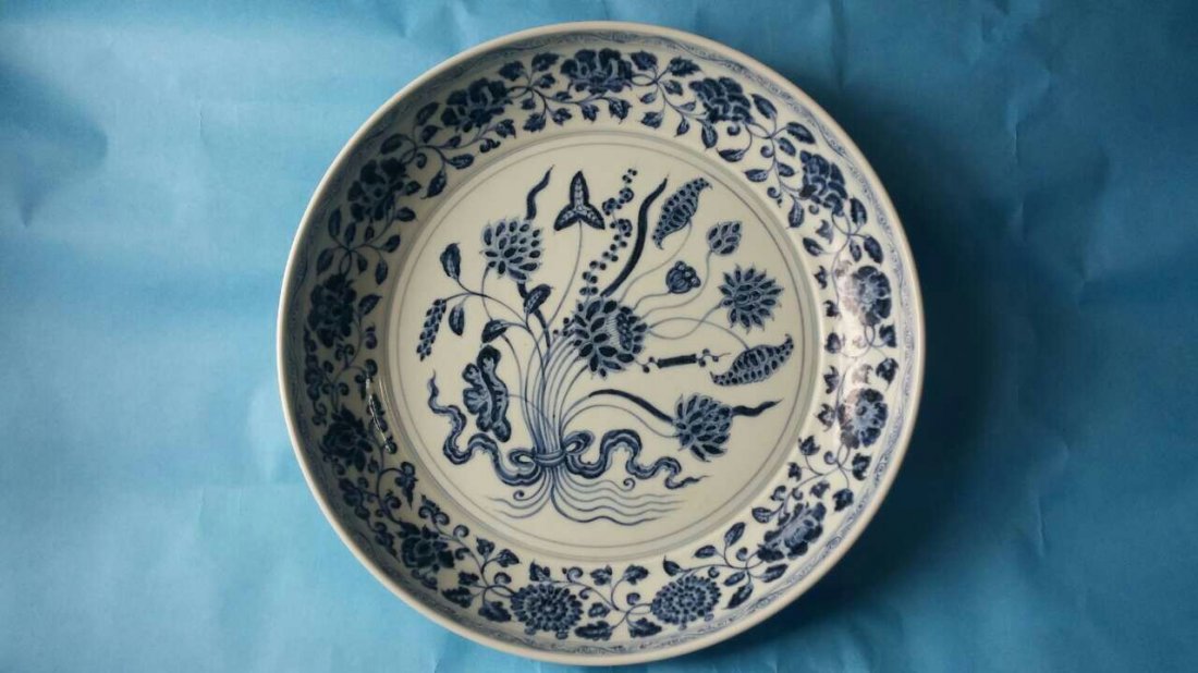 Ming dynasty blue and white porcelain plate: Ming dynasty blue and white porcelain plate W 15(inches)