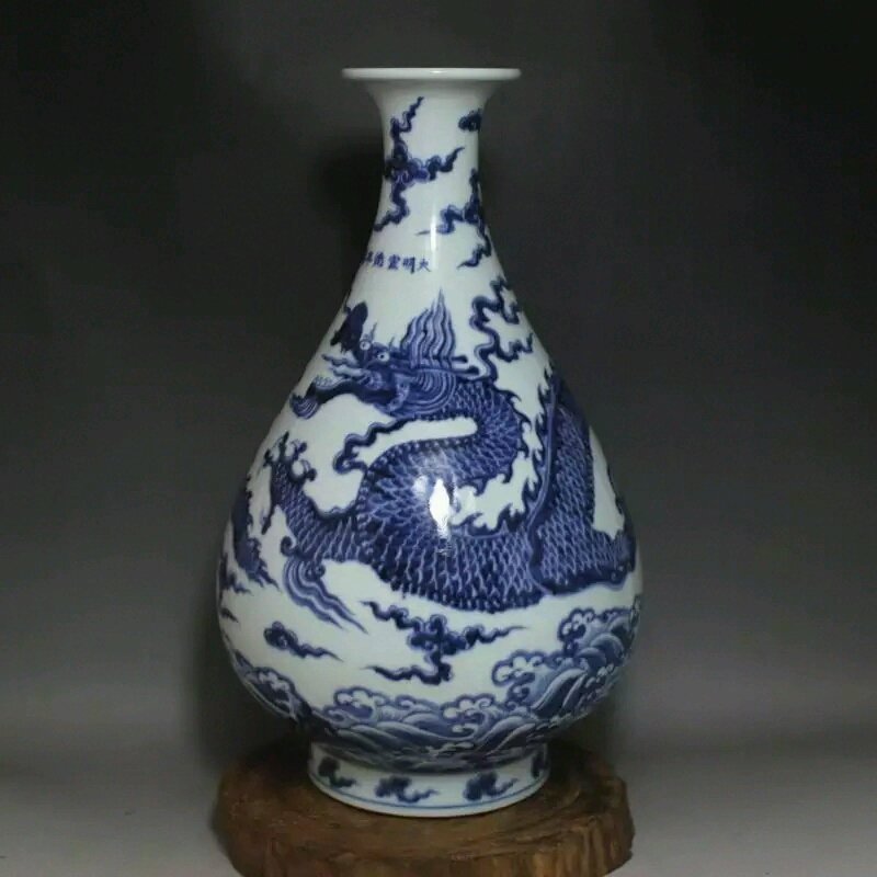 Blue and white dragon procelain vase: Blue and white dragon procelain vase