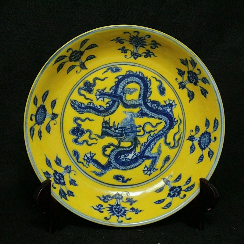 Ming dynasty dragon porcelain plate: Very fine dragon porcelain plate H(14) inches