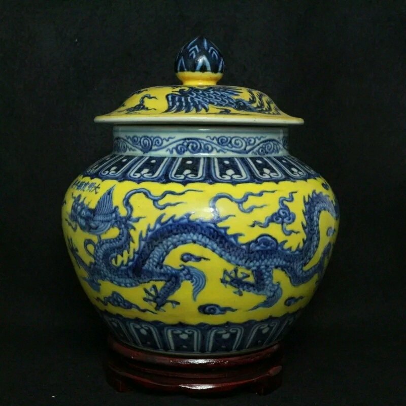 Very fine Chinese famille rose porcelain ginger jar: Very fine Chinese famille rose porcelain ginger jar H(8) inches