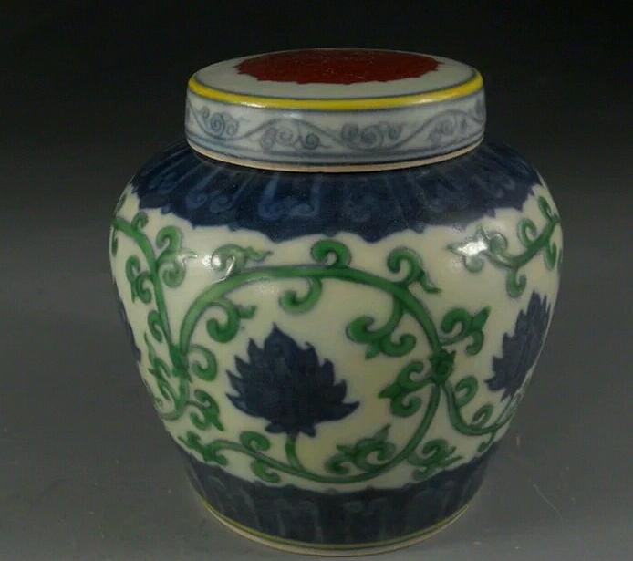 An Antique Chinese porcelain jar: Fine Chinese Ming dynasty porcelain jar H(8) inches