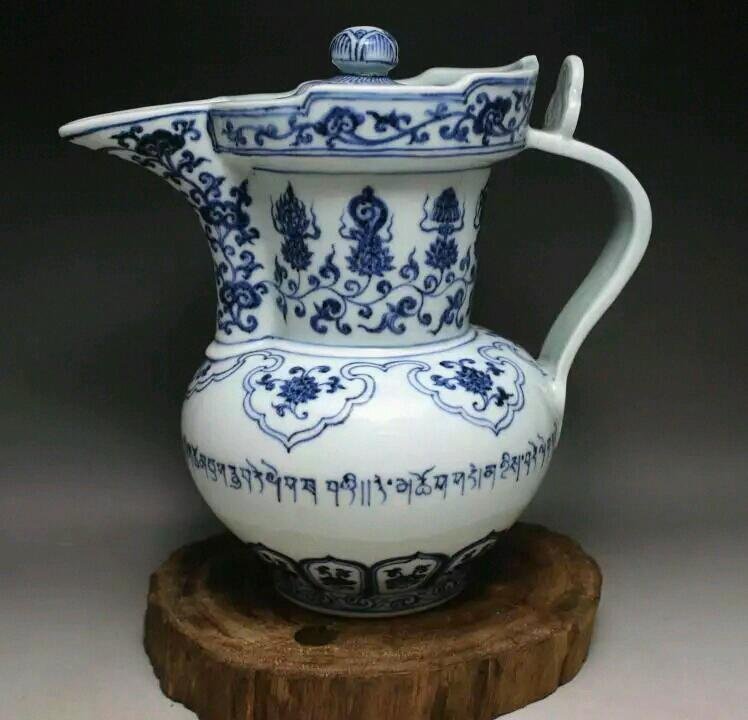 An Antique Chinese blue and white porcelain pitcher: Fine Chinese blue and white Ming dynasty porcelain pitcher H(8) inches