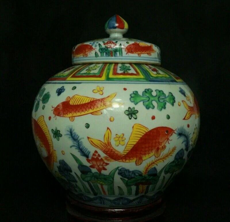 Ming dynasty style porcelain jar: Fine Chinese Ming dynasty style porcelain jar H(6) inches