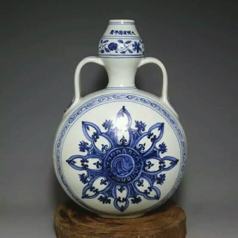 Ming dynasty style porcelain vase: Excellent Ming dynasty style Blue and white porcelain vase H(8) INACHES
