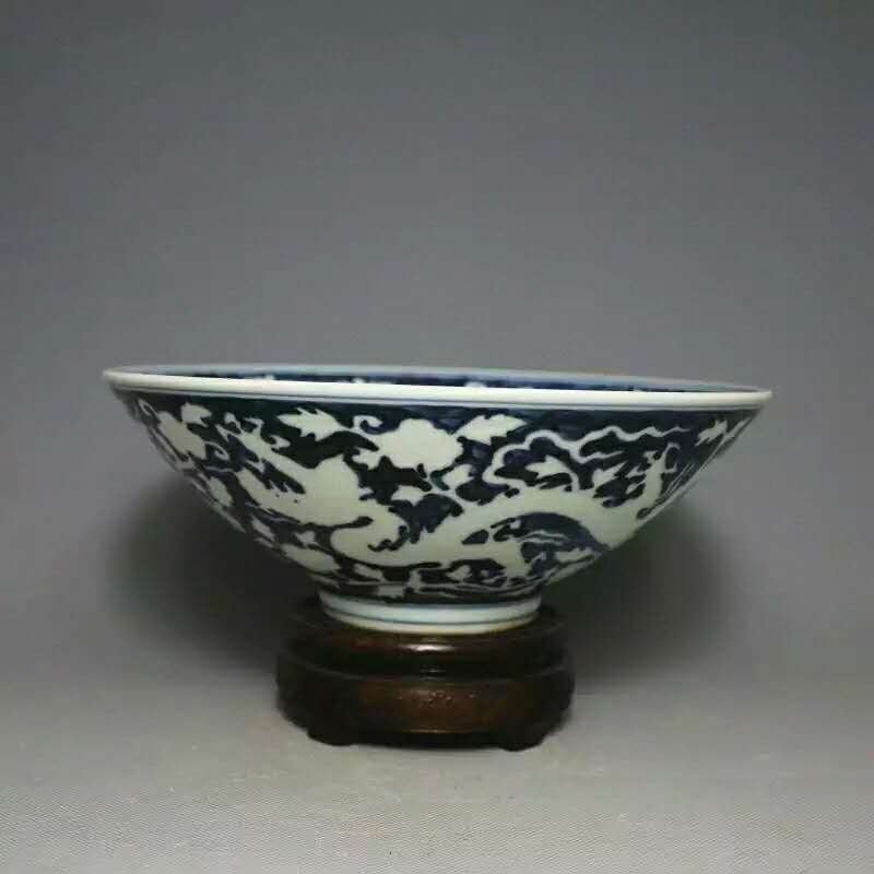Ming dynasty style porcelain bowl: Fine Chinese blue and white porcelain bowl W( 7) inches