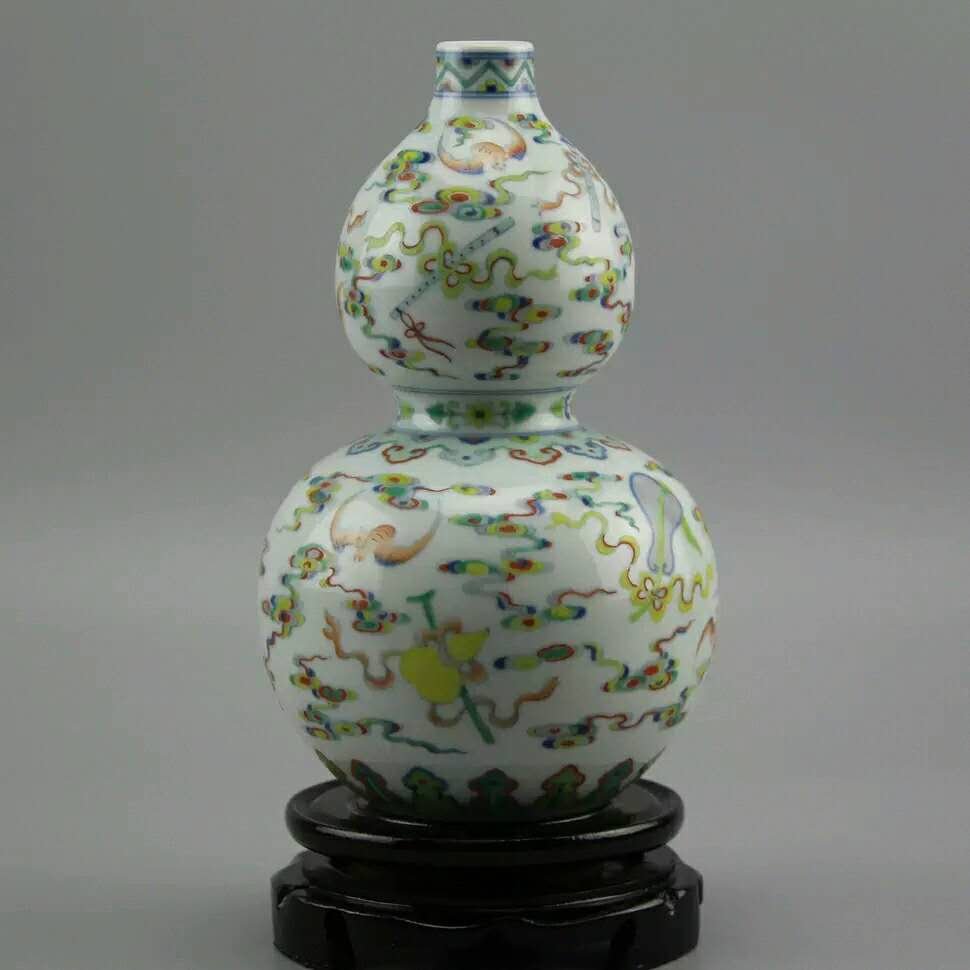 Fine Chinese double gourd shape porcelain vase: Rare Chinese Ming Dynasty porcelain vase H(9) inches