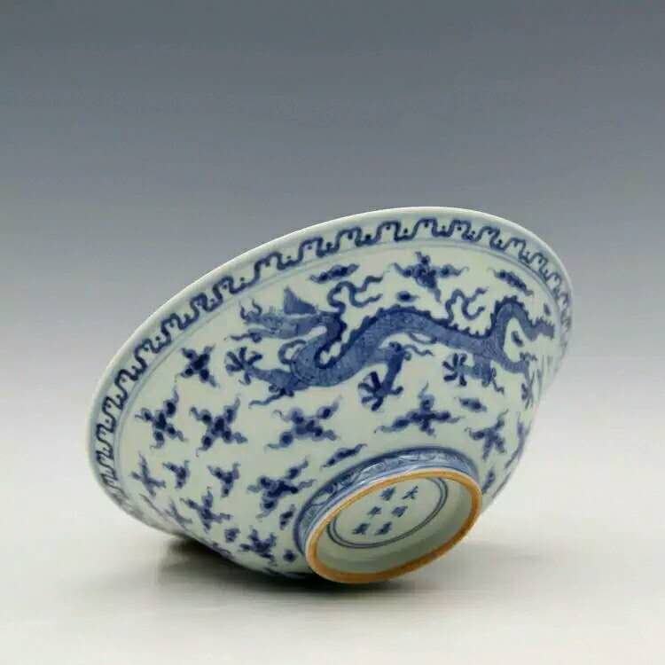 Ming dynasty style dragon porcelain bowl: Very fine Chinese dragon blue and white porcelain bowl H(7) inches