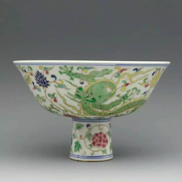 Ming dynasty style porcelain bowl: Rare Chinese famille rose dragon porcelain vase H(6) inches w( 7)