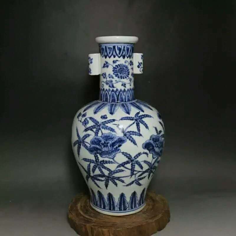 Ming dynasty style porcelain vase: Very fine Chinese blue and white Porcelain vase H(10) inches